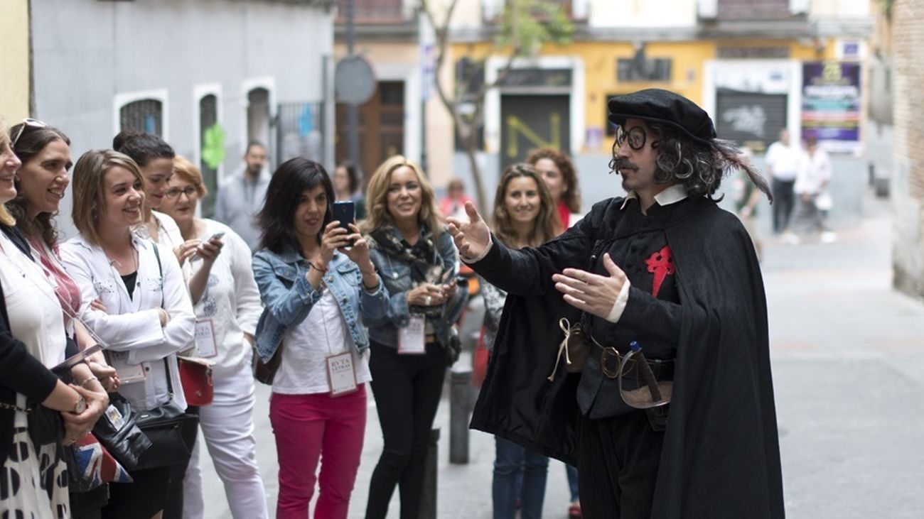 Turistas en una ruta teatralizada en Madrid