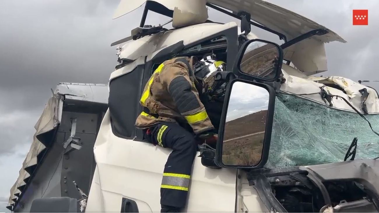 Bombero en el interior del camión