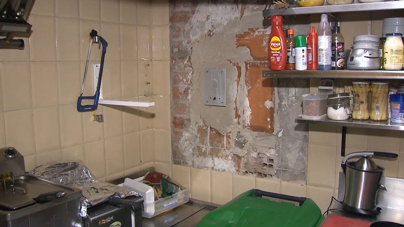 Roban más de 5.000 euros en un bar de Villaverde por el método del butrón