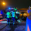 Los bomberos rescatan a un conductor atrapado en su vehículo tras volcar en la R-3