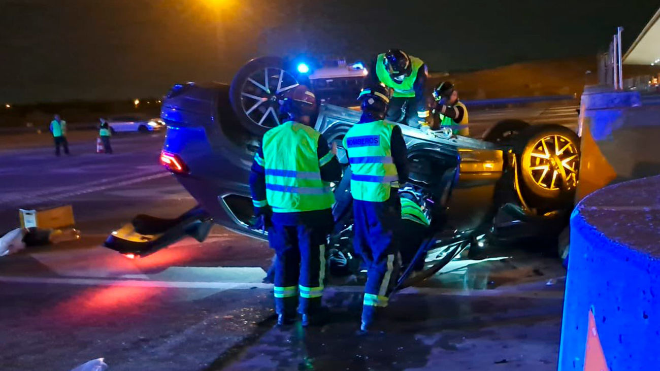 Los bomberos rescatan a un conductor atrapado en su vehículo tras volcar en la R-3