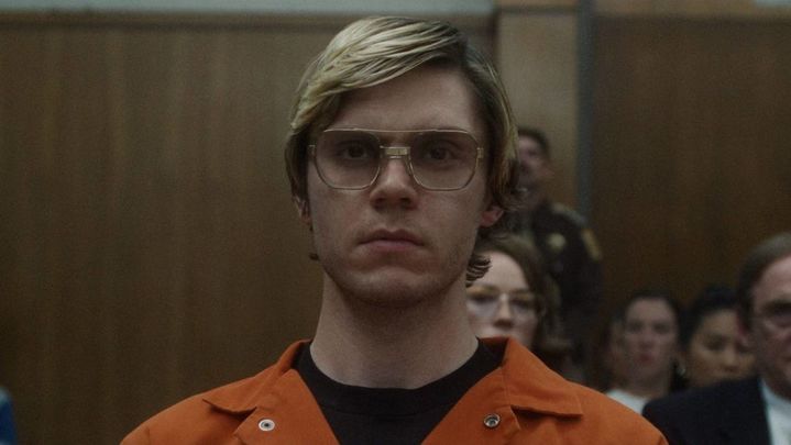 Evan Peters  como Jeffrey Dahmer en una escena de la serie / WIKIPEDIA