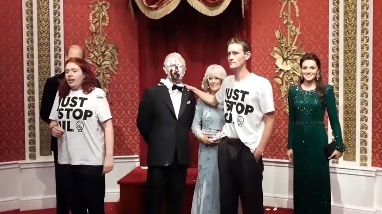 Activistas arrojan tartas al rostro de la figura de cera de Carlos III