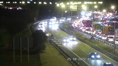 Un accidente provoca importantes retenciones en la A-3