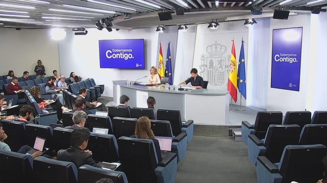 Isabel Rodríguez: "El PP está dando tantos volantazos que en una de estas se salen de la curva"