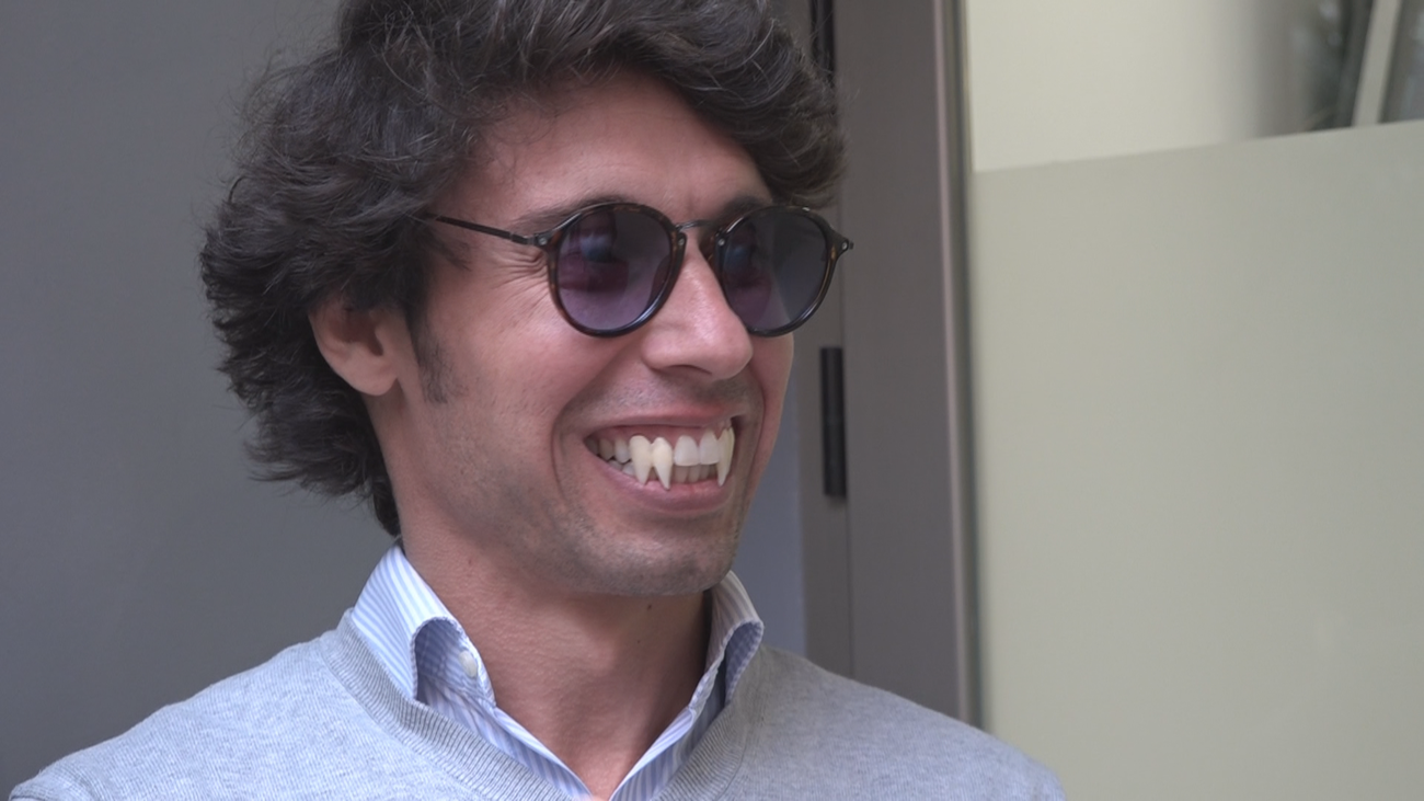 Una clínica dental implanta colmillos de vampiro de cara a Halloween