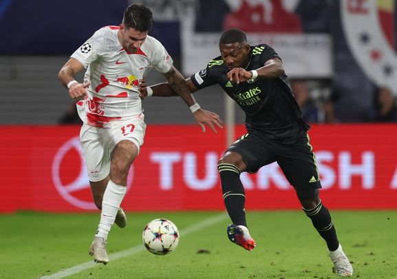 Alaba ante el Leipzig / EFE