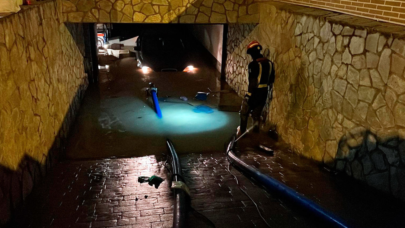 La rotura de una tubería de agua en Camarma de Esteruelas provoca un enorme socavón y garajes inundados