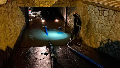 La rotura de una tubería de agua en Camarma de Esteruelas provoca un enorme socavón y garajes inundados