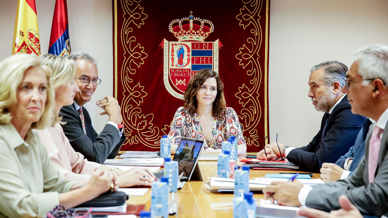 La presidenta de la Comunidad de Madrid, Isabel Díaz Ayuso, preside la reunión de un consejo de Gobierno celebrado en Móstoles