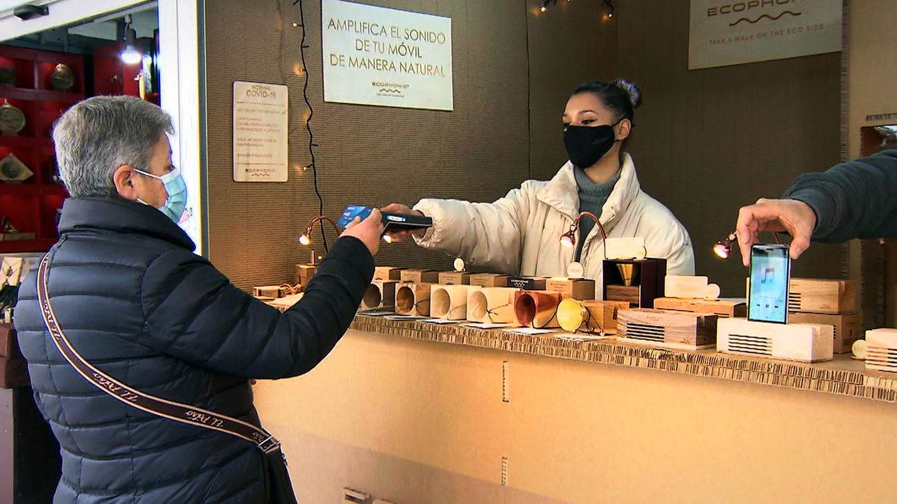 Uno de los puestos de la Feria de Artesanía del paseo de Recoletos