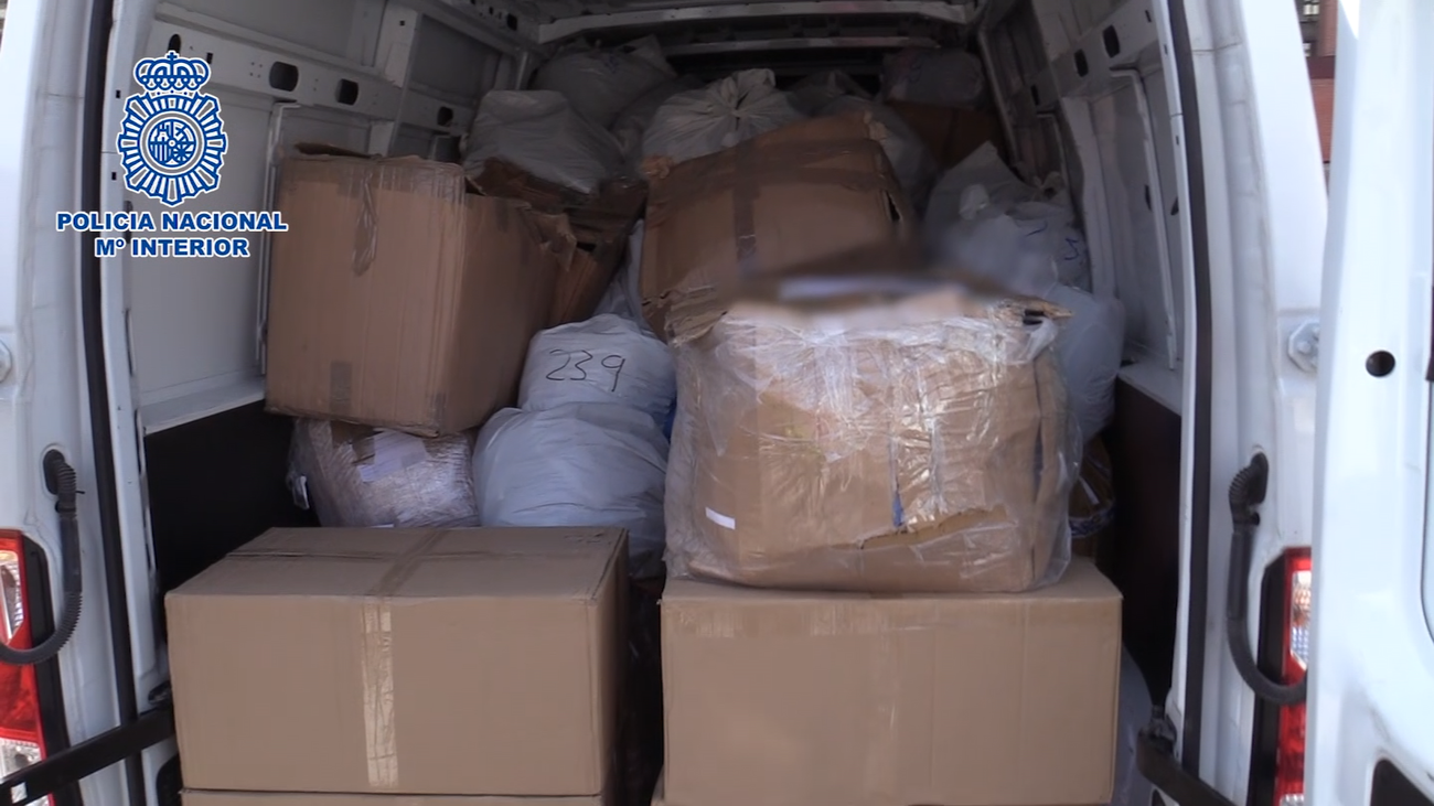 Cuatro detenidos por falsificar ropa en Parla y venderla en toda España