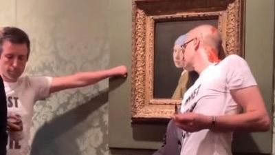 Nuevo vandalismo de los activistas climáticos, arrojan salsa de tomate contra 'La Joven de la Perla'