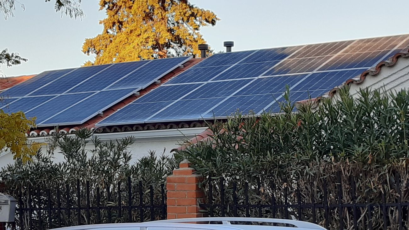 Placas solares en el tejado de una vivienda