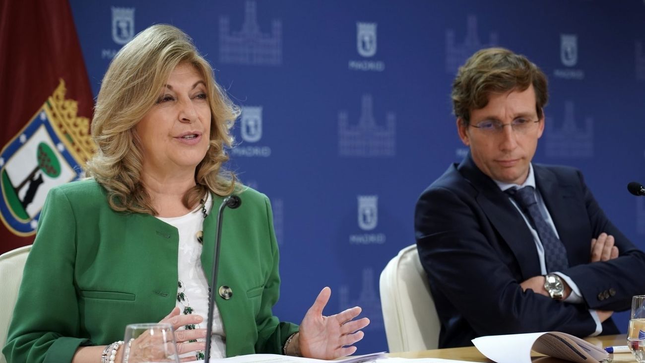 La delegada de Hacienda del Ayuntamiento de Madrid, Engracia Hildago, junto al alcalde de la capital, José Luis Martínez-Almeida