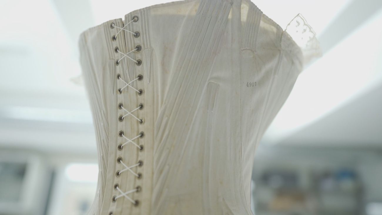 Este es el famoso corsé que entró en los libros de historia por salvar la vida de una reina