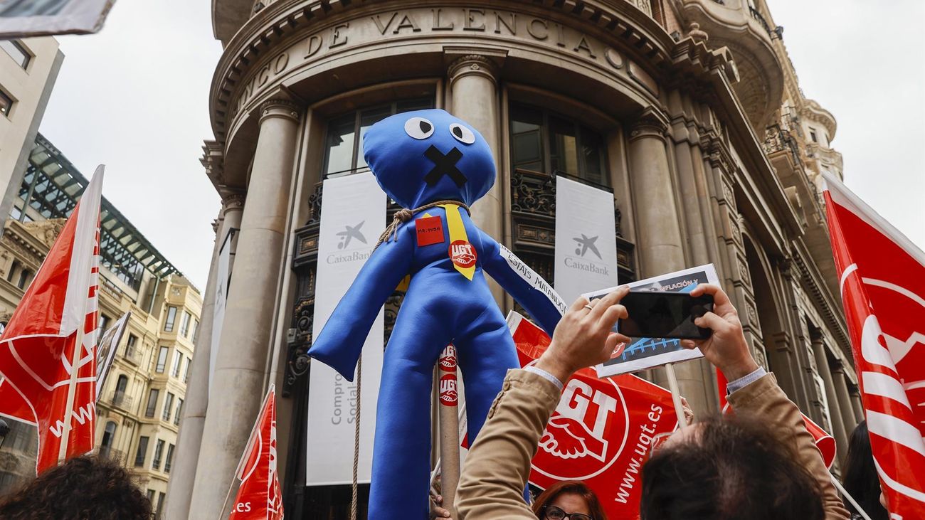 Concentración ante la sede social de CaixaBank