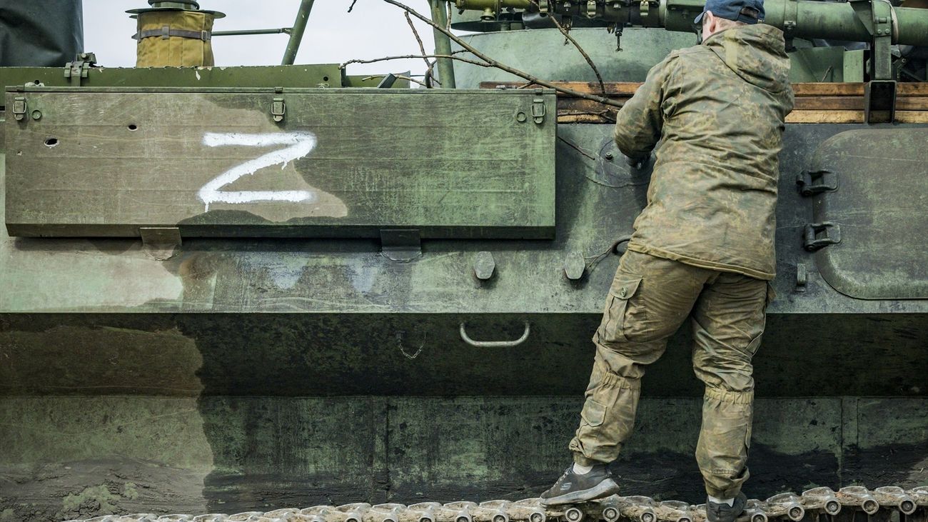 Soldado ucraniano en un vehículo blindado capturado con el símbolo Z del ejército ruso