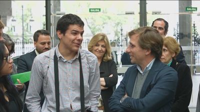 El alcalde de Madrid recibe a la primera promoción de funcionarios con discapacidad intelectual