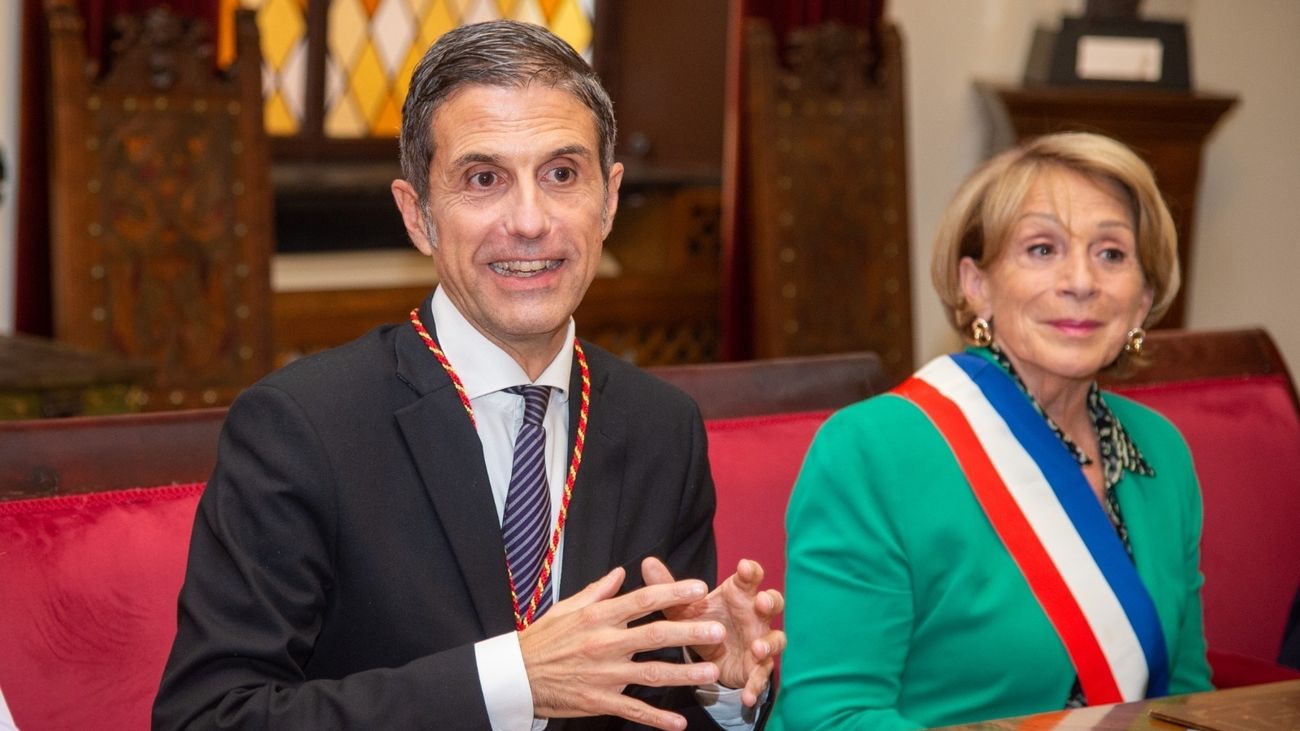 El alcalde de Alcalá de Henares, Javier Rodríguez Palacios, ha recibido a la alcaldesa de Montauban, Brigitte Barèges