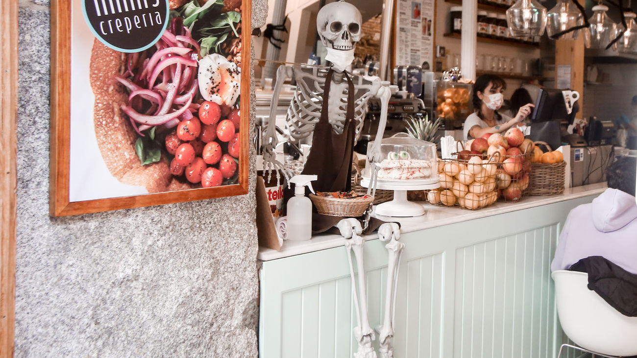 Un esqueleto de plástico, en el mostrador de una pastelería, a 31 de octubre de 2021, en Madrid (España)
