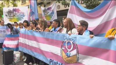 La Plataforma Trans se manifiesta en Ferraz contra que el PSOE pida una semana más de enmiendas para la Ley