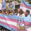 La Plataforma Trans se manifiesta en Ferraz contra que el PSOE pida una semana más de enmiendas para la Ley