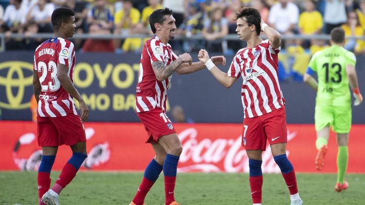 Joao Félix celebra su segundo tanto con Savic y Reinildo / EFE