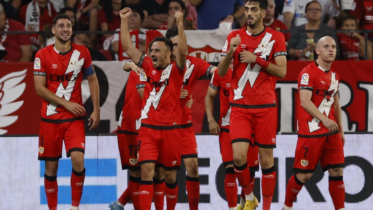 El delantero del Rayo  Álvaro García celebra su gol contra el Sevilla