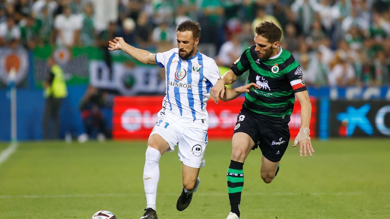 Un momento del encuentro entre el Leganés y el Racing de Santander en el estadio de Butarque