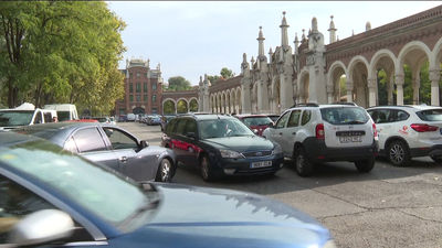 Mañana de atascos en los accesos a los cementerios madrileños