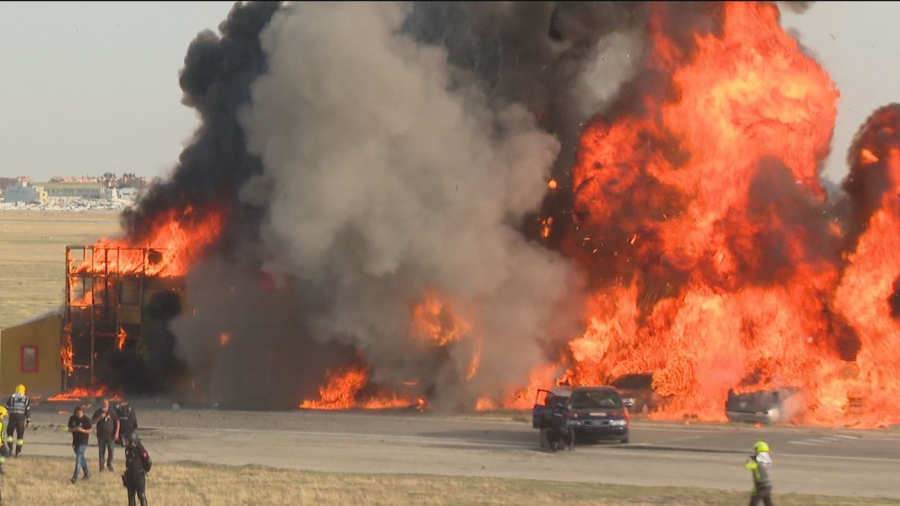 Un gran simulacro de emergencias sobre las pistas del aeródromo de Cuatro Vientos