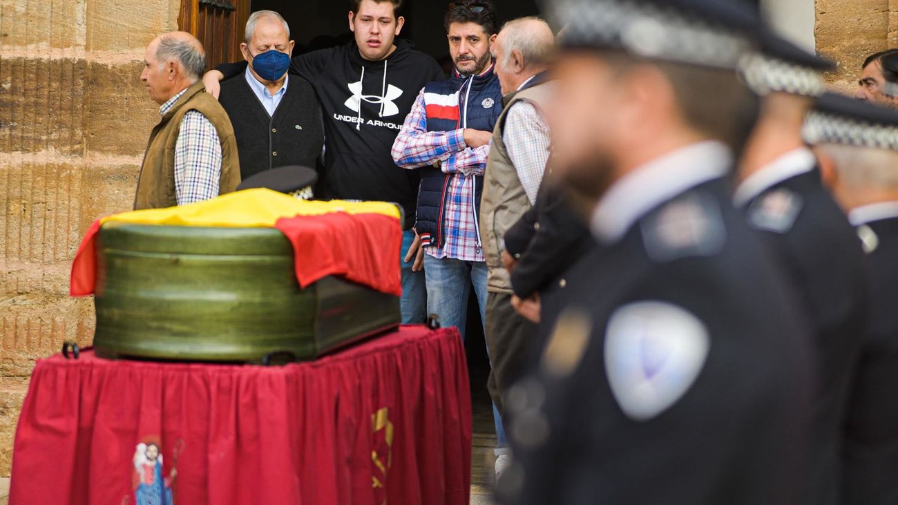Familiares del policía local Alejandro Congosto ante su ataúd, en Argamasilla de Calatrava