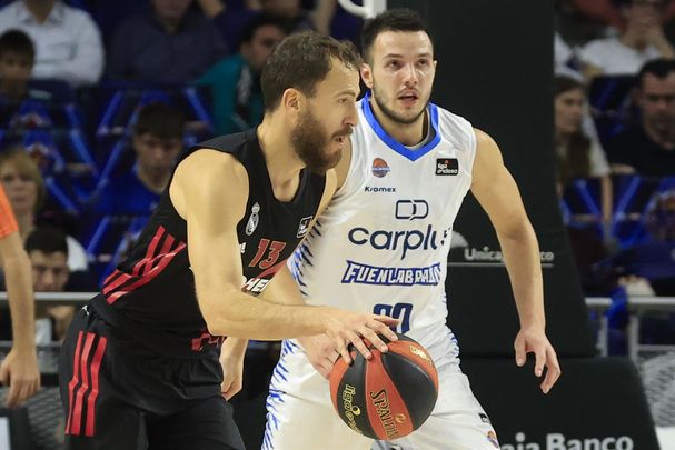 El 'Chacho' bota el balón frente a l base fuenlabreño Novak / EFE