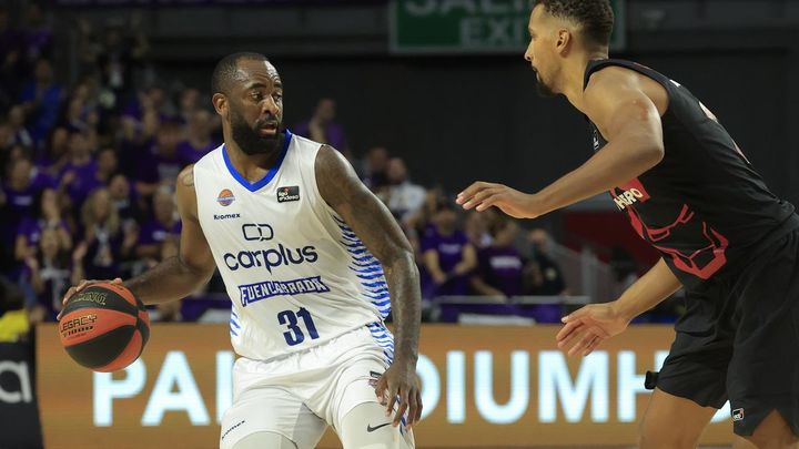 El alero del Carplus Fuenlabrada Christian Eyenga intenta superar la defensa del ala-pívot del Real Madrid Petr Cornelie / EFE