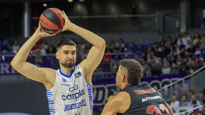 El pívot del Carplus Fuenlabrada Dusan Ristic trata de superar al pívot  del Real Madrid Tavares / EFE