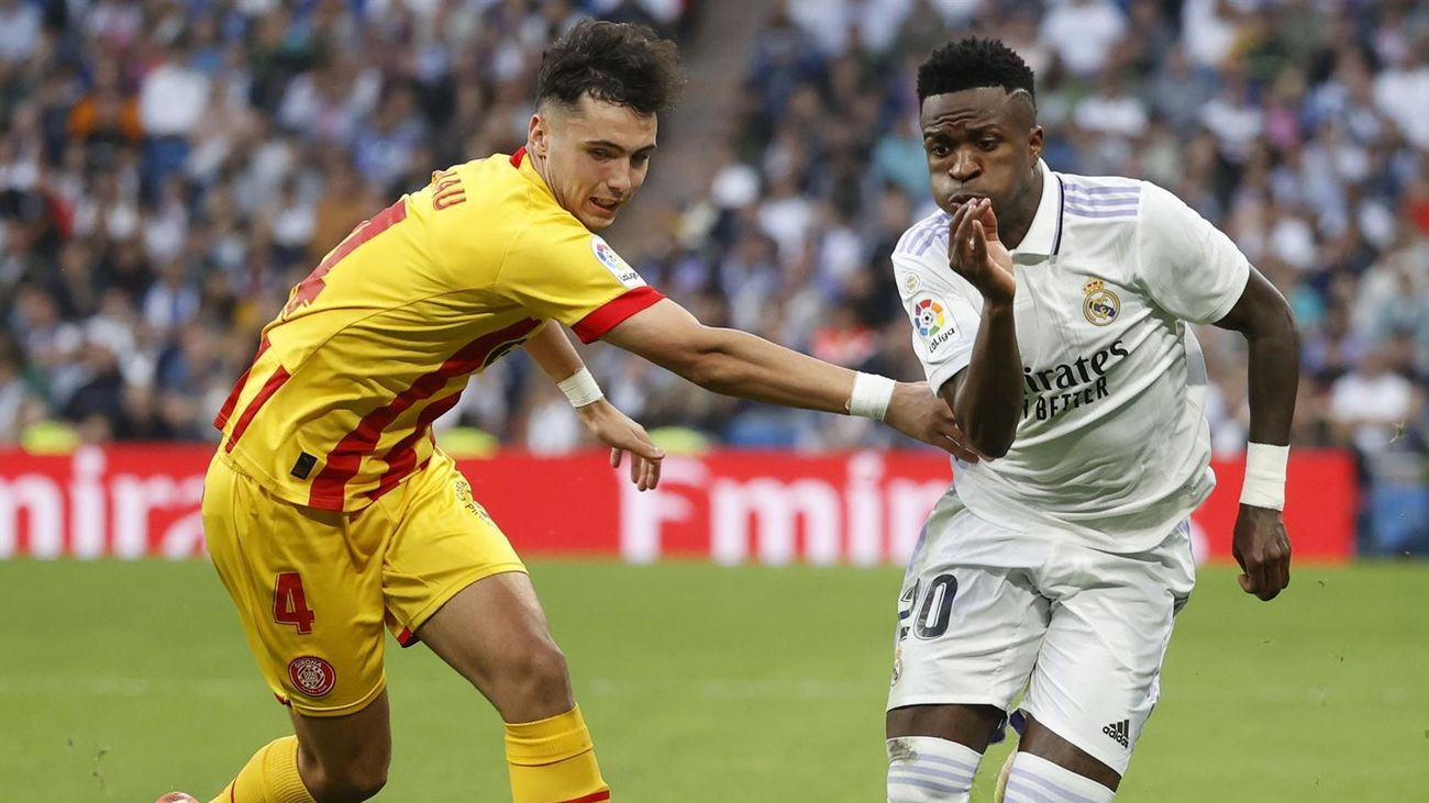 Vinicius Jr.  se escapa de Arnau Martínez