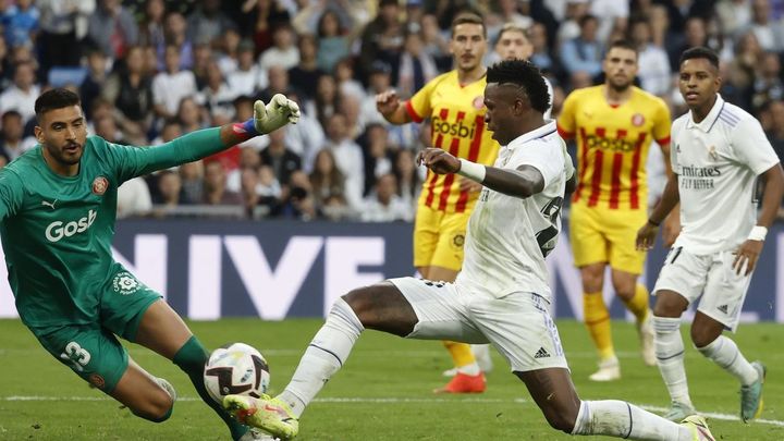 El delantero brasileño del Real Madrid Vinicius Jr. remata a puerta para marcar su gol ante el Girona / EFE