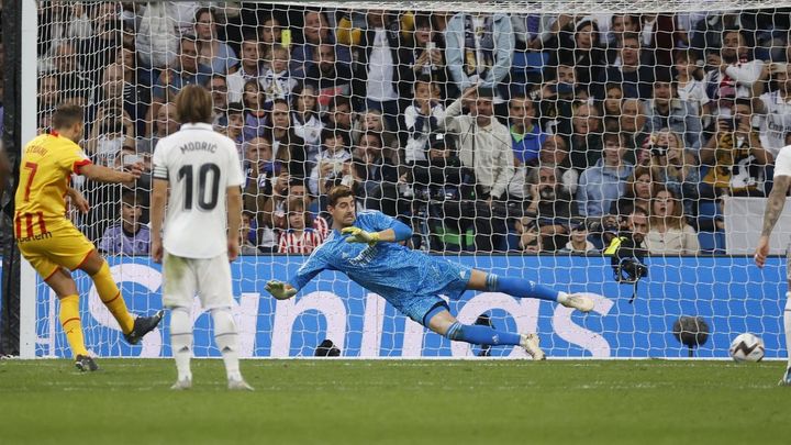 Stuani  dispara desde el punto de penalti para marcar el 1-1 ante el Real Madrid / EFE