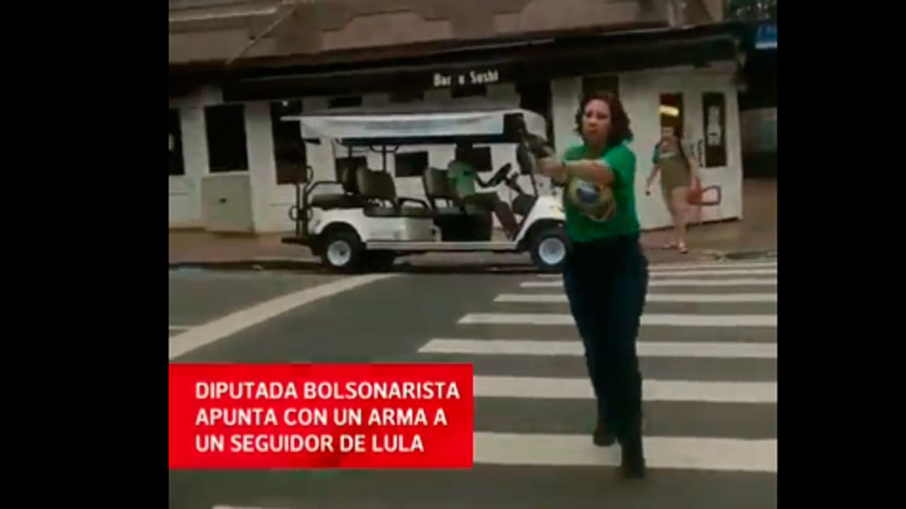Diputada de Bolsonaro con una pistola persigue a un partidario de Lula da Silva