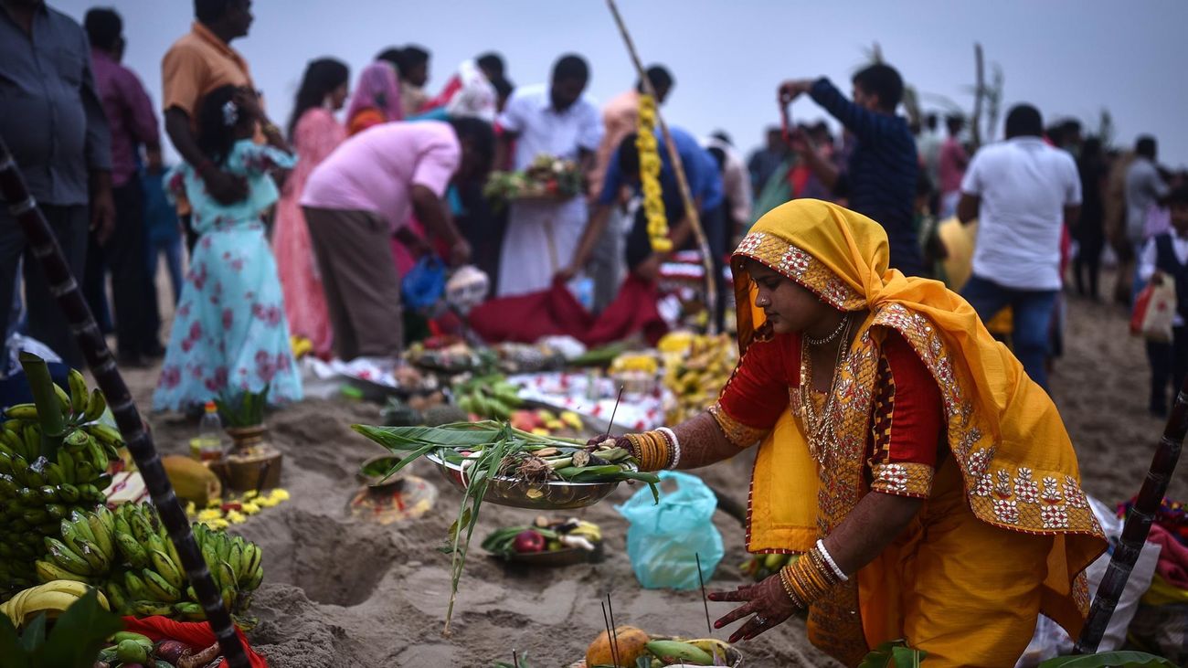 Una mujer participante en el festival 'Chhath Puja', en Chennai, India