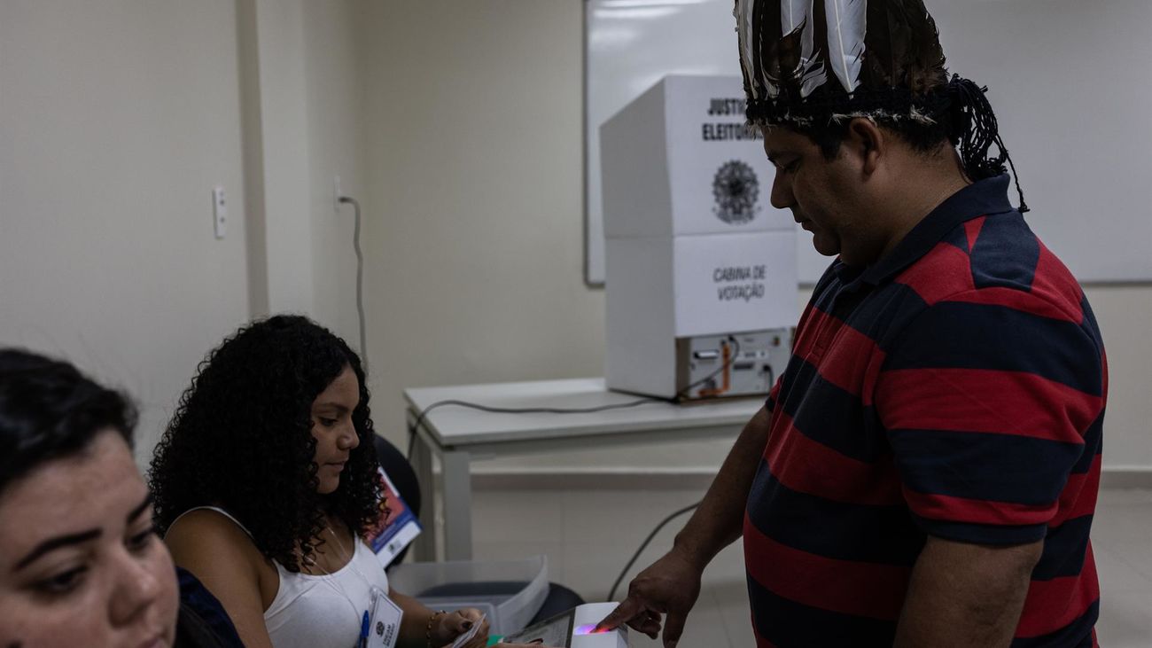 El líder indígena Israel, del pueblo Mundurukú, vota en un puesto electoral