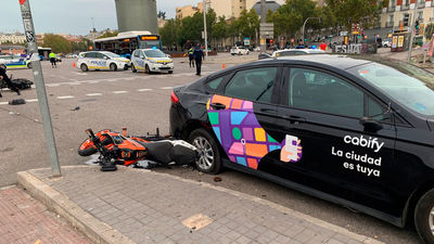 Un motorista resulta herido grave tras chocar con un VTC en  Atocha