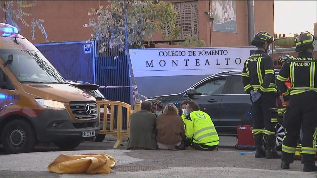 Especialistas del Samur atienden a personas afectadas por el atropello en el colegio Montealto