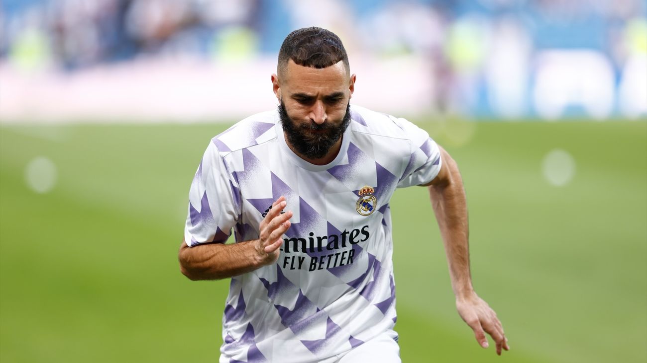 Karim Benzema calienta antes del partido de Liga Santander entre el Real Madrid y el FC Barcelona