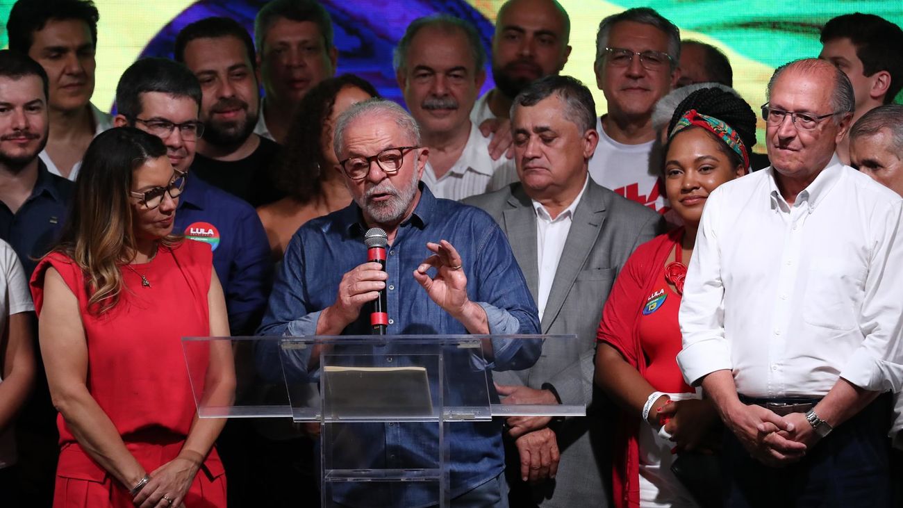 Lula dice que su victoria es de que quienes "aman la democracia"