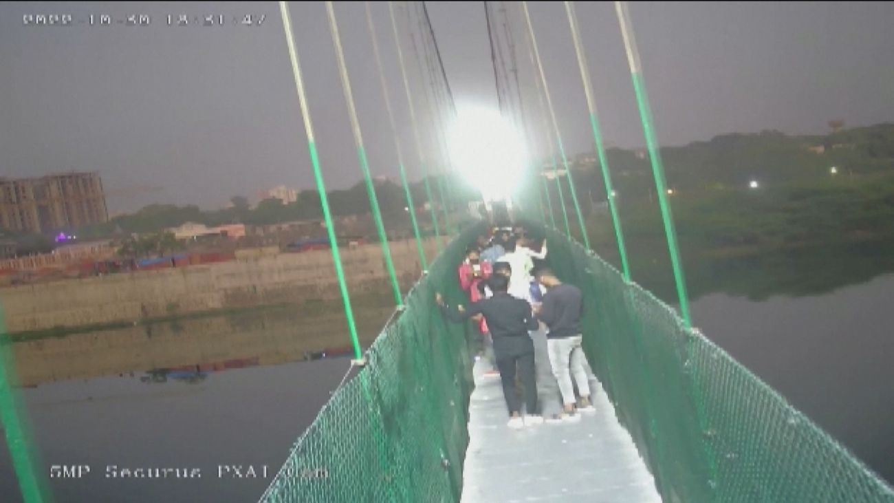 Nueve detenidos tras el colapso de un puente que dejó 134 muertos en la India