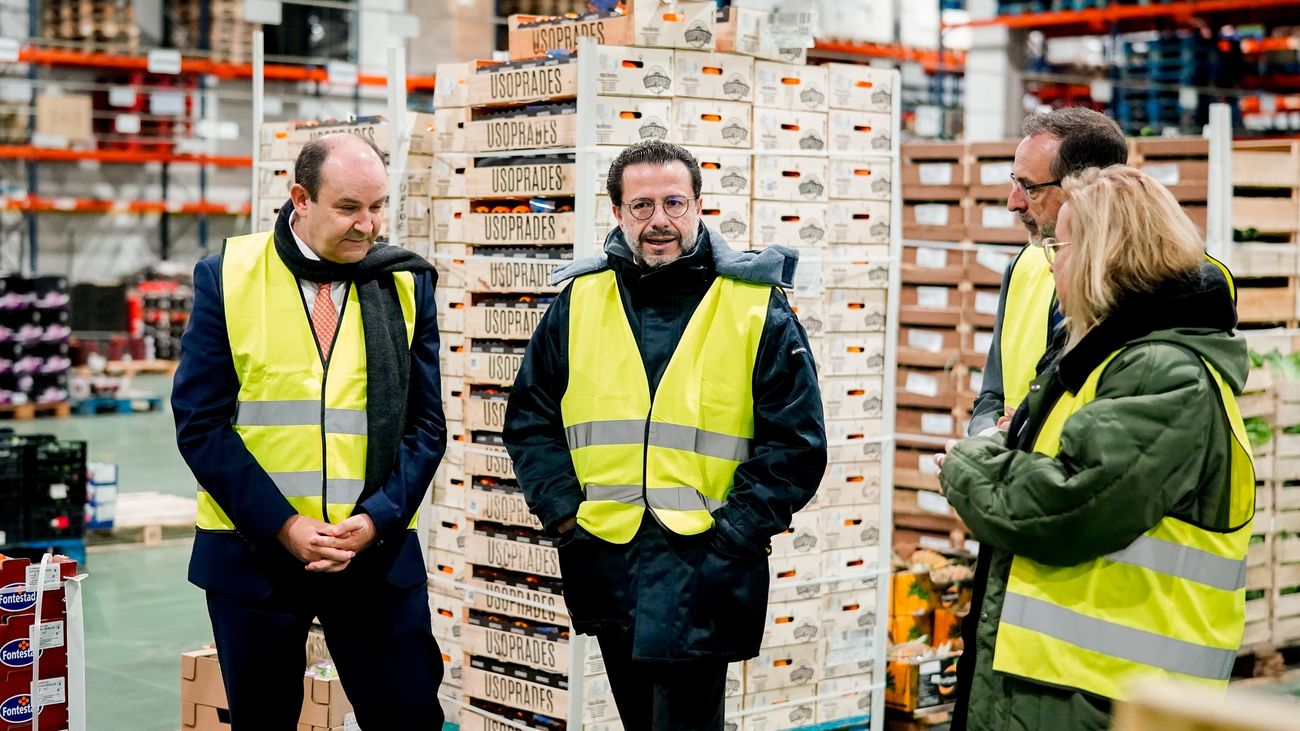 El consejero de Economía, Hacienda y Empleo, Javier Fernández-Lasquetty, visita la plataforma logística de la Unión Detallistas Españoles (UNIDE) en Mercamadrid.