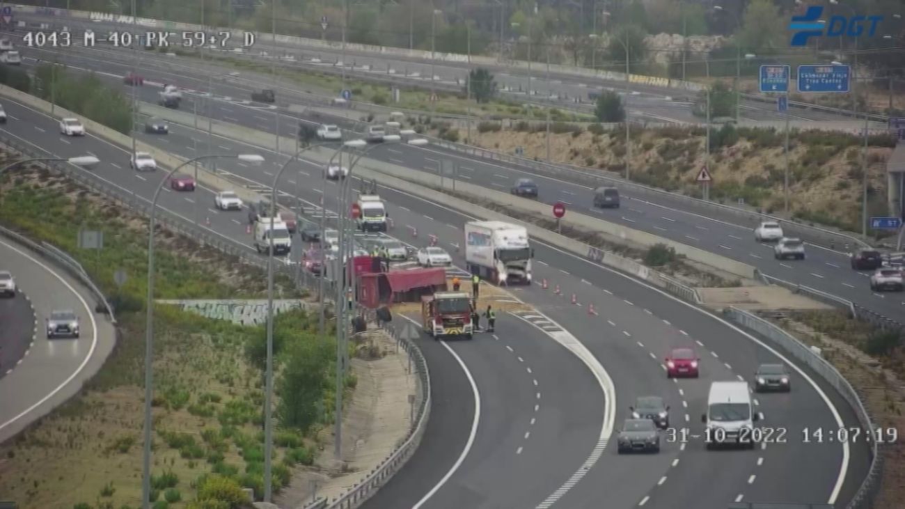 Accidente de un camión en uno de los accesos de la M-40
