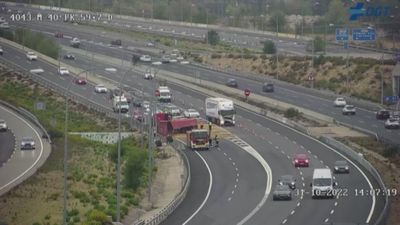 Vuelca un camión cargado de arena en una entrada a la M-40